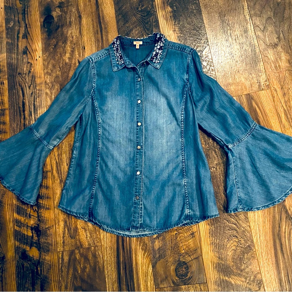 Reba chambray top size M
